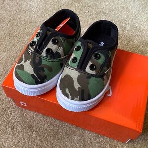 Oomphies camouflage camo slip on shoes sneakers